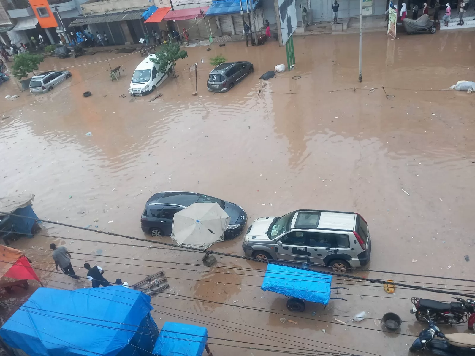 Inondations à Dakar : plusieurs quartiers submergés, l’hôpital Philippe Maguilen Senghor envahi par les eaux